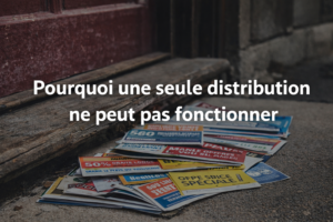 Cartons publicitaires déposés devant une porte illustrant l’impact limité d’une distribution unique en marketing local.